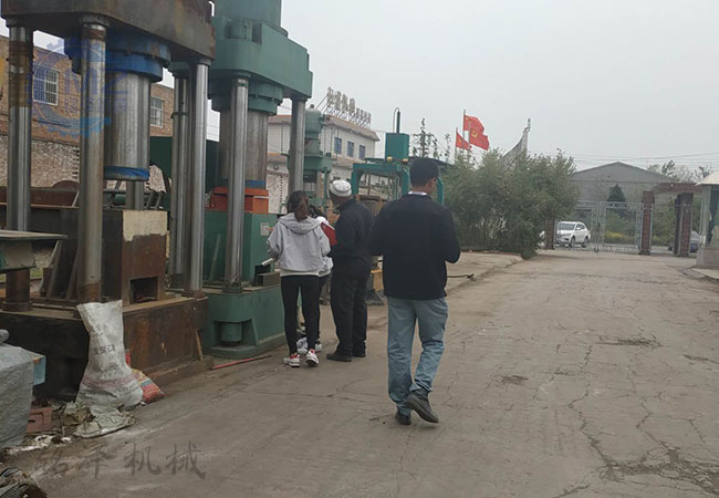 非洲埃塞比亚客户来访订购液压砖机